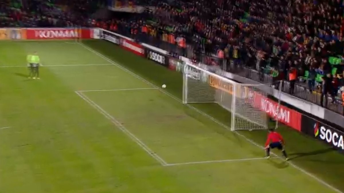Men Zlatan lyckas styra in bollen i mål. 