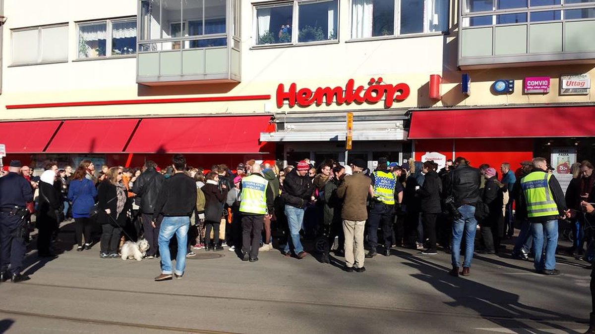 På onsdagen samlades människor för att demonstrera utanför butiken.