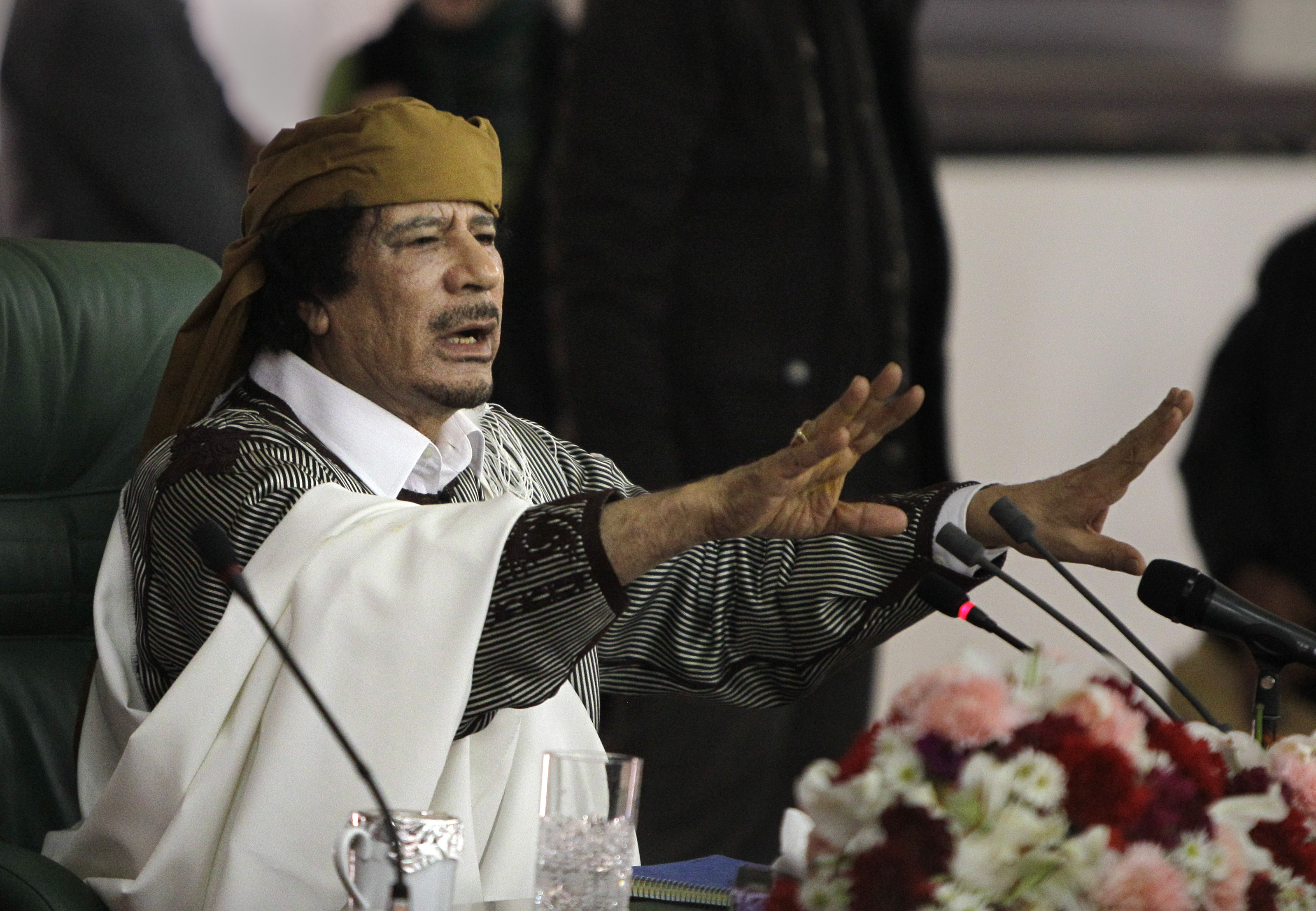 Muammar Khaddafi får motstå allt hårdare press från omvärlden.