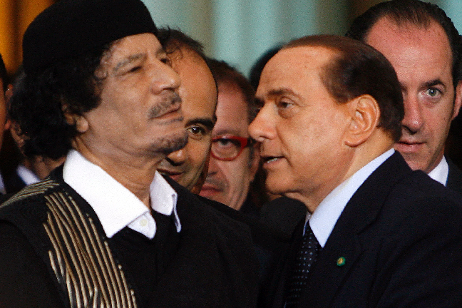 Under sin tid i den politiska toppen har Silvio inte varit sen att hänga med alla typer. Här är han med Libyens omstridde diktator Gaddafi. 