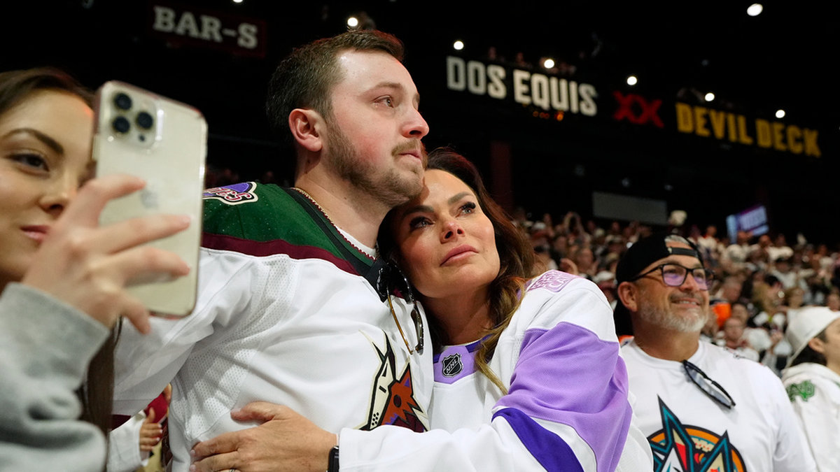 Känslosamma supportrar under vad som kan ha varit den sista NHL-matchen i Arizona.