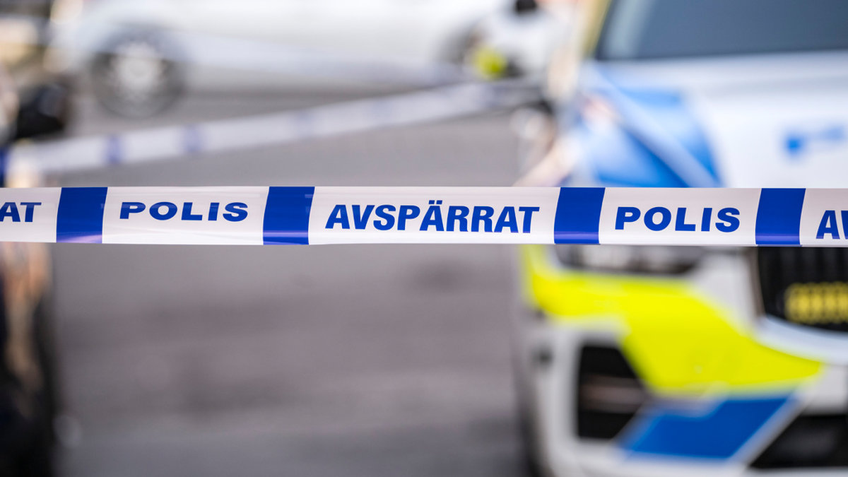 Flera personer har anhållits efter det att en person hittats död tidigt på söndagen utanför Nora i Bergslagen.