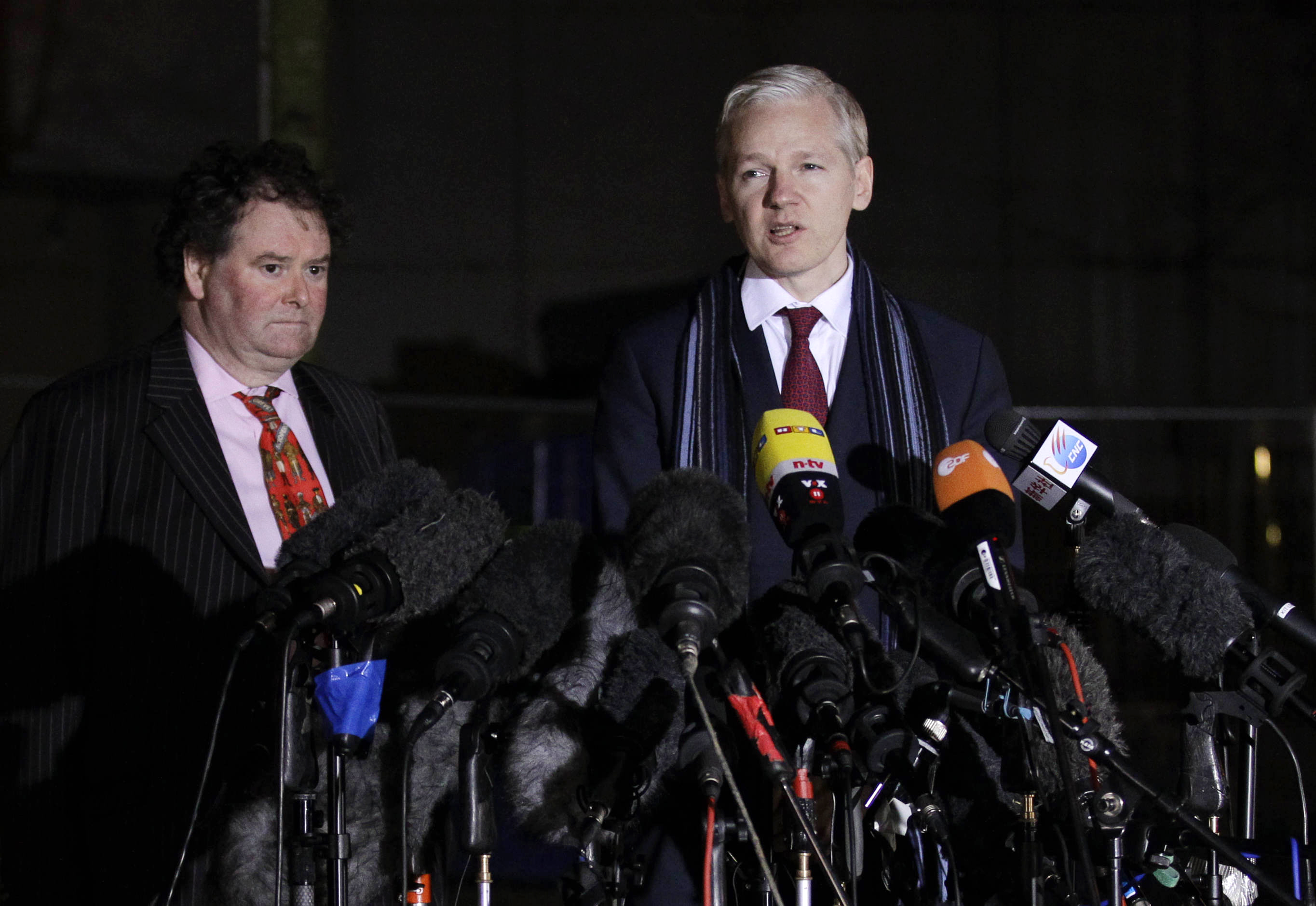 Assange och hans brittiske advokat, Mark Stephens, gick efter förhandlingarna till hårt angrepp mot...