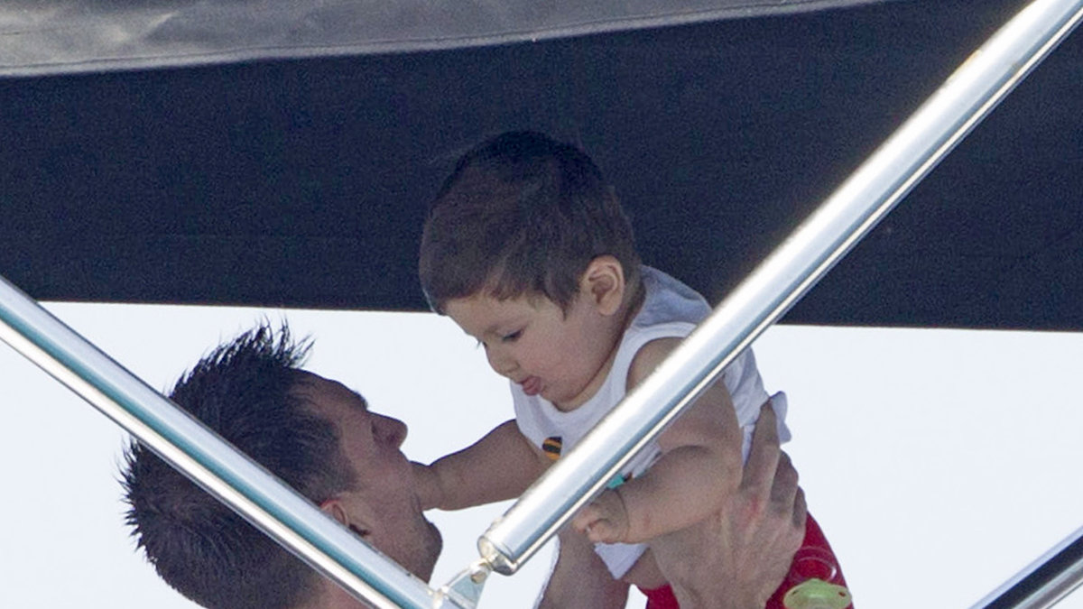Messi gullar med sin son Thiago på yachten. 