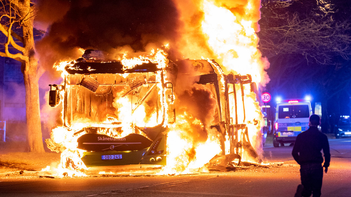 En stadsbuss i brand i Rosengård i Malmö den 16 april förra året. Nu väcks de första åtalen efter händelserna i Rosengård. Arkivbild.
