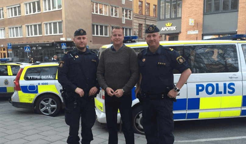 Det är poliserna Victor Adolf och Johan Sävström som får med sig inrikesminister Anders Ygeman i radiobilen under tisdagsnatten.