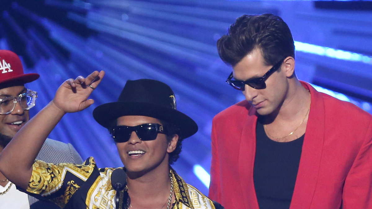 Bruno Mars och Mark Ronson ser tillfreds ut. De kanske inte har hört den här versionen av sin låt?