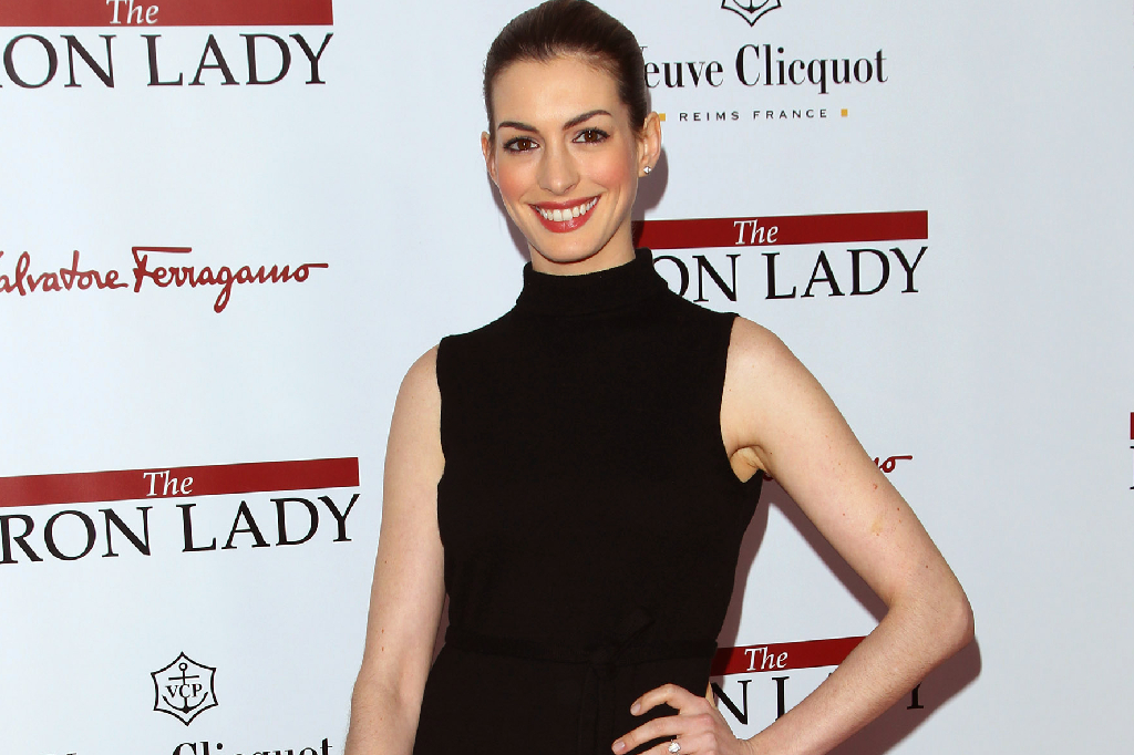 I "En ung Jane Austen" får vi se när Anne Hathaway spelar den kända författarinnan Jane Austen. Vi får följa Austen i hennes yngre dagar, innan succén med Stolthet och Fördom, då hon var kär i en ung man vid namn Tom Lefroy. I "En ung Jane Austen" får vi se när Anne Hathaway spelar den kända författarinnan Jane Austen. Vi får följa Austen i hennes yngre dagar, innan succén med Stolthet och Fördom, då hon var kär i en ung man vid namn Tom Lefroy.
