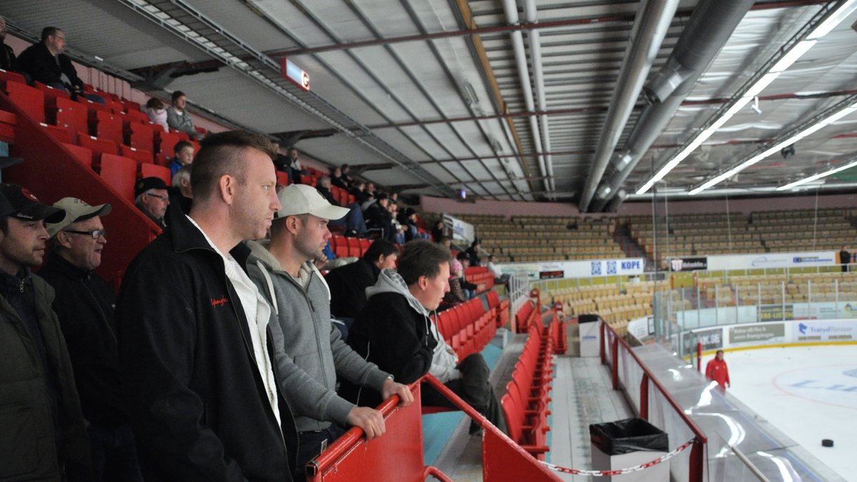 En nyfiken skara människor hade letat sig till FM Mattsson Arena för att få en skymt av den största hockeystjärnan i Sverige just nu.