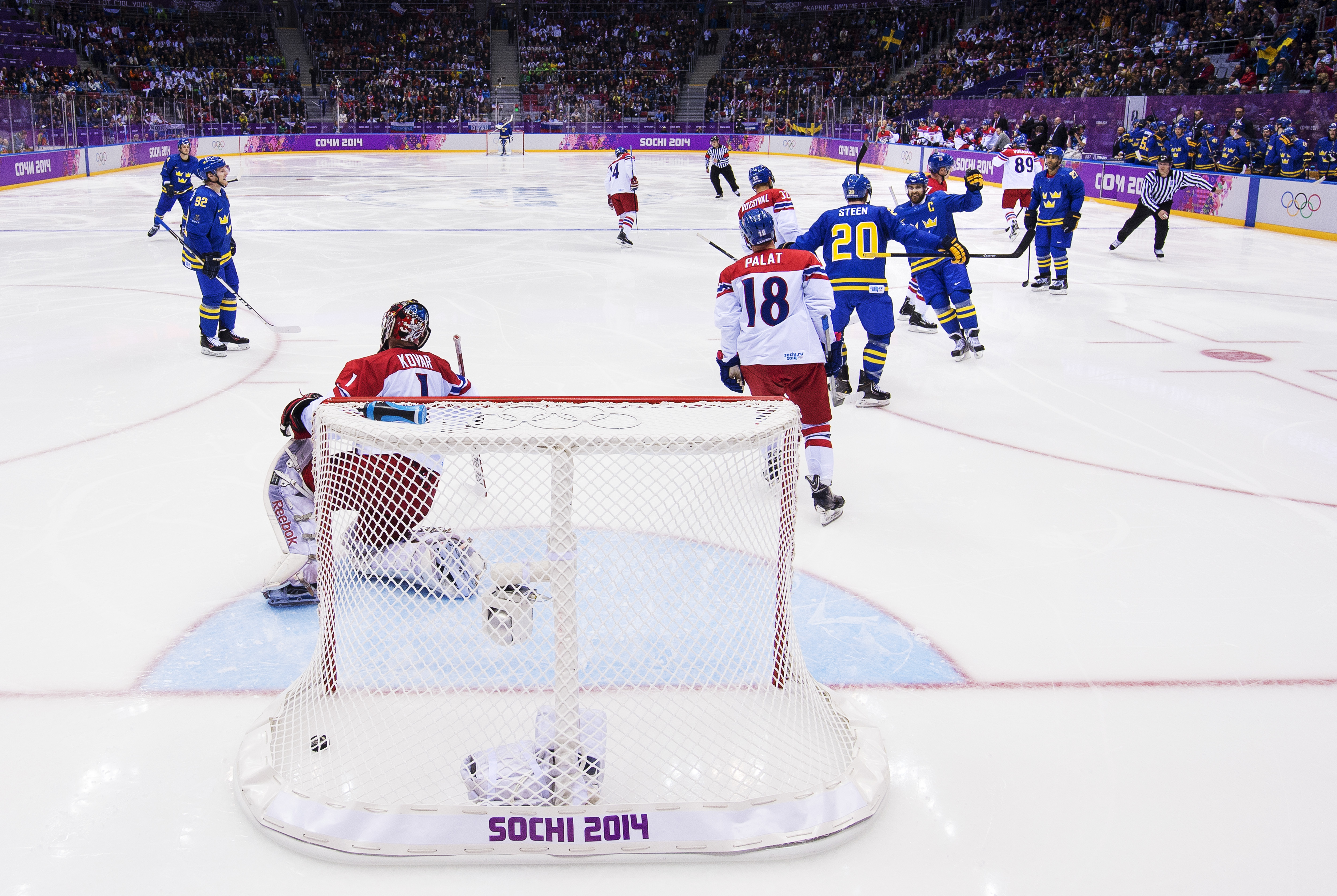 Sveriges Alexander Steen och Henrik Zetterberg jublar efter 0-3-målet. Sveriges Alexander Steen och Henrik Zetterberg jublar efter 0-3-målet.