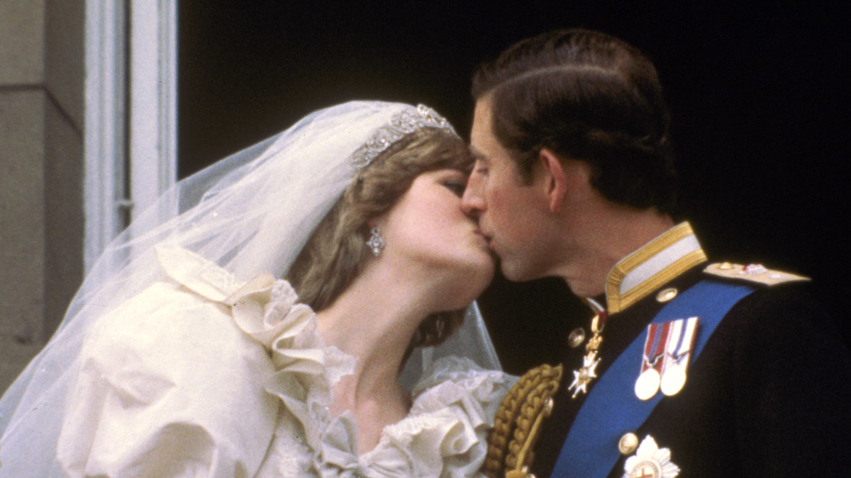 Diana och Charles gifte sig 1981. Idag gick en bit av tårtan på auktion.