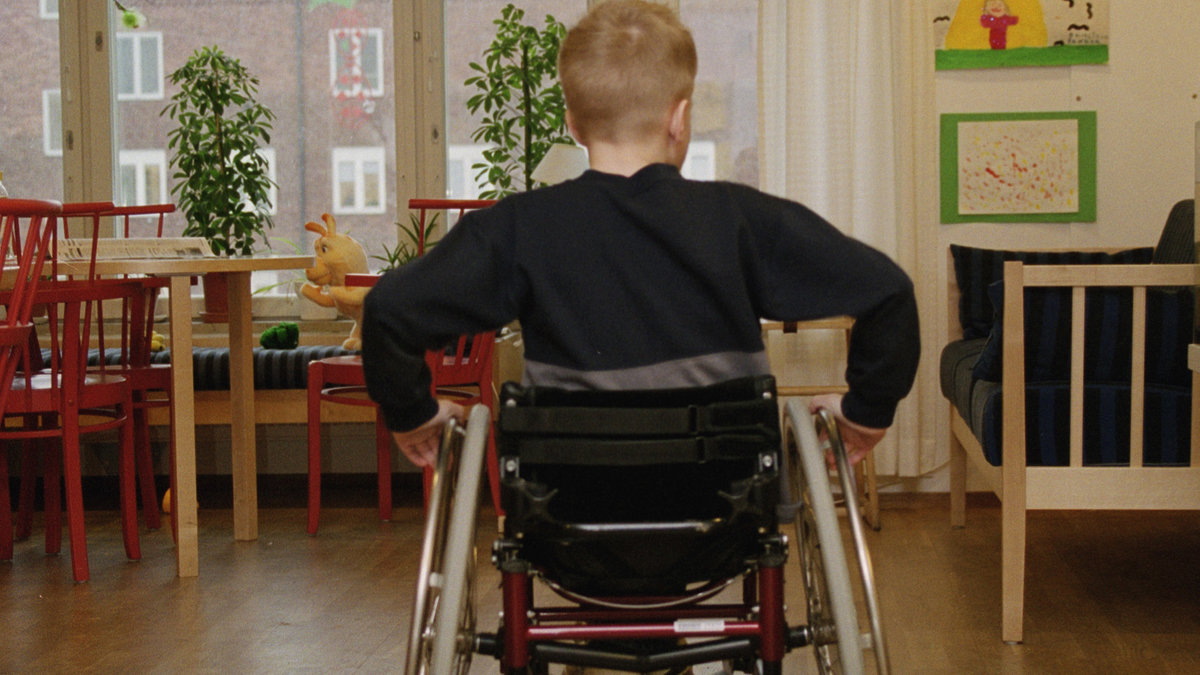 Enligt föräldrarna har alla barn varit beroende av att sitta i rullstol.