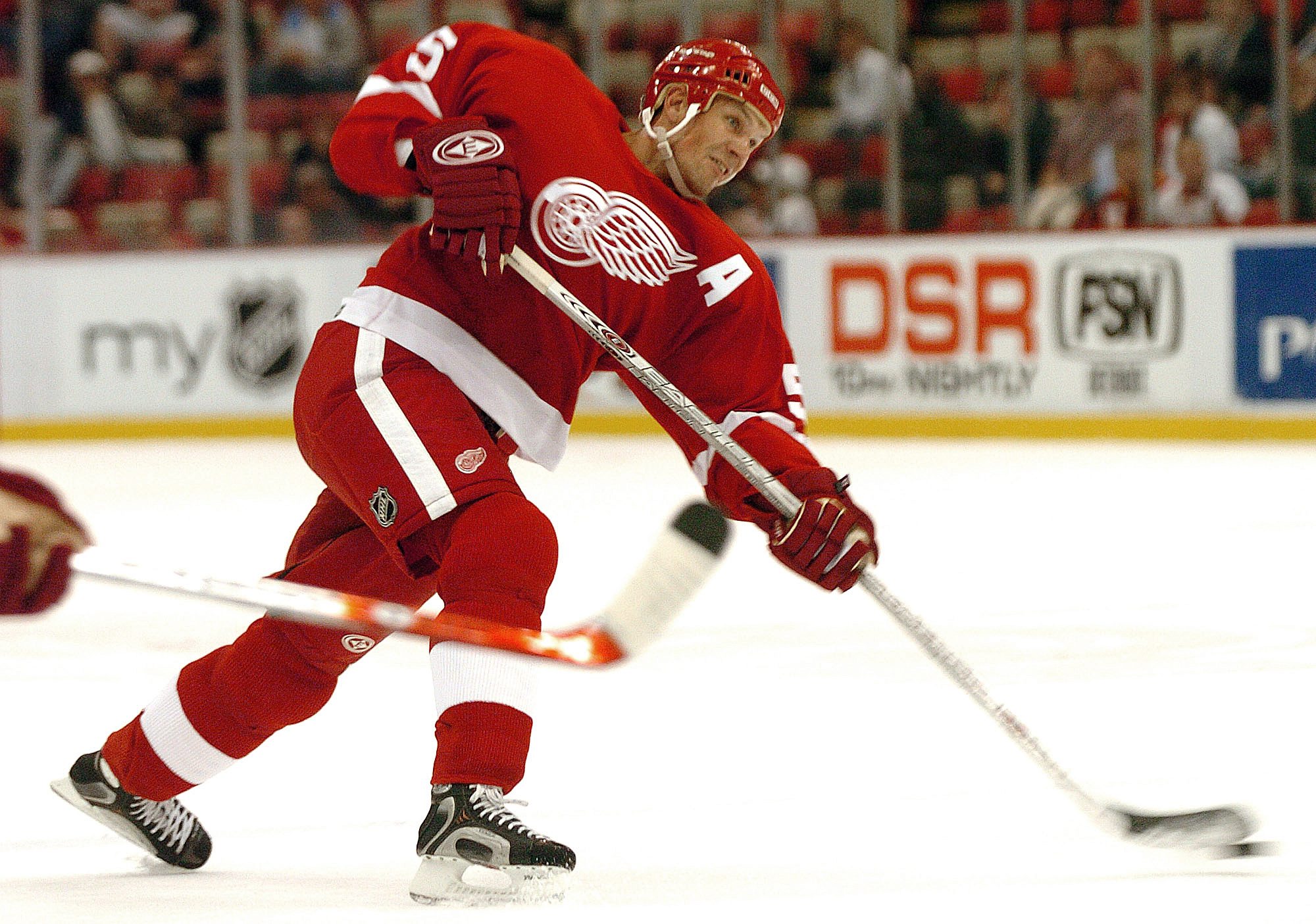 Nicklas Lidström blev även förste europeiske försvarare att göra 1 000 poäng i NHL. Nicklas Lidström blev även förste europeiske försvarare att göra 1 000 poäng i NHL.