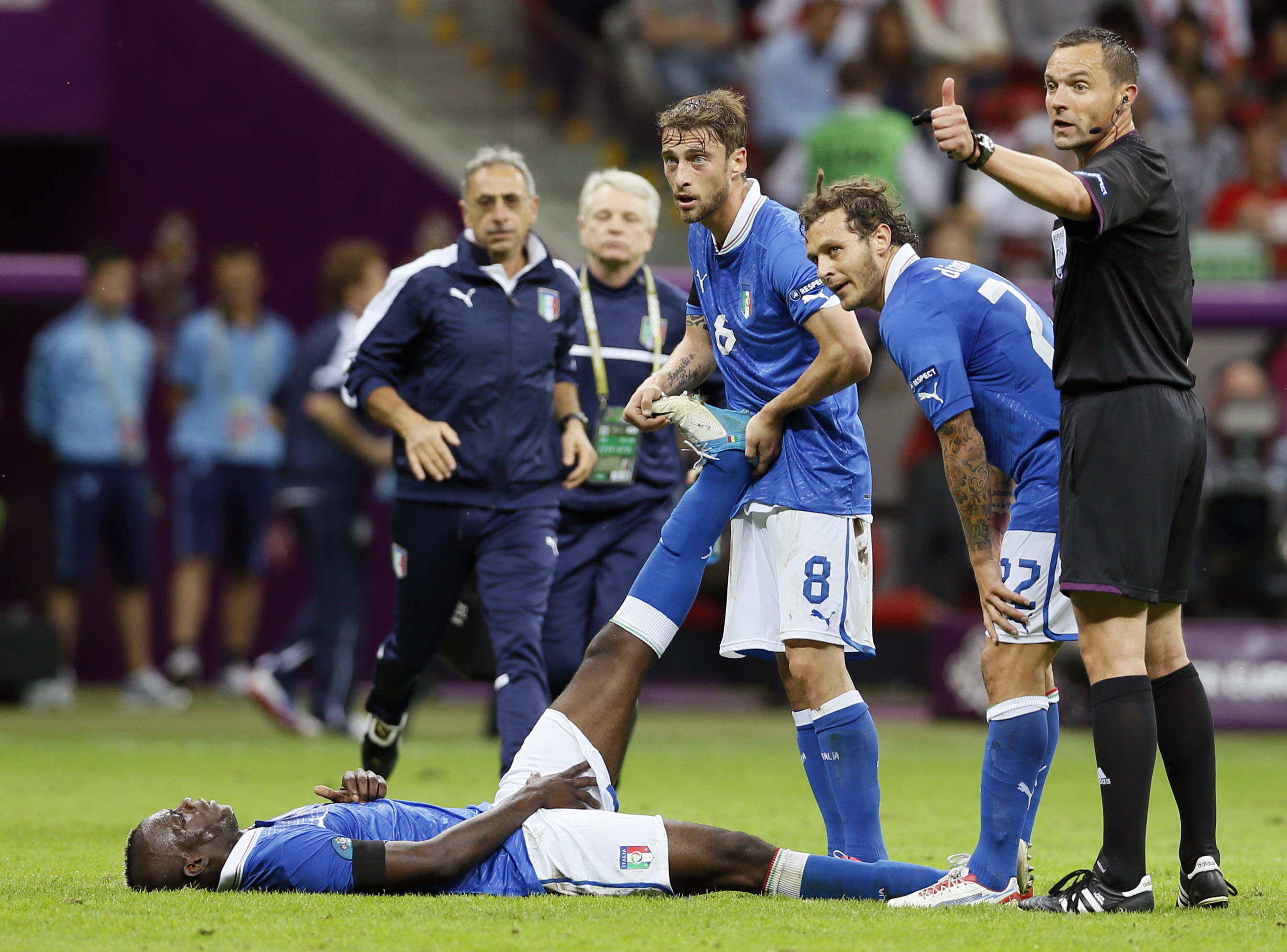 Det dröjde inte länge förrän matchens lirare Balotelli fick kramp och tvingades byta.
