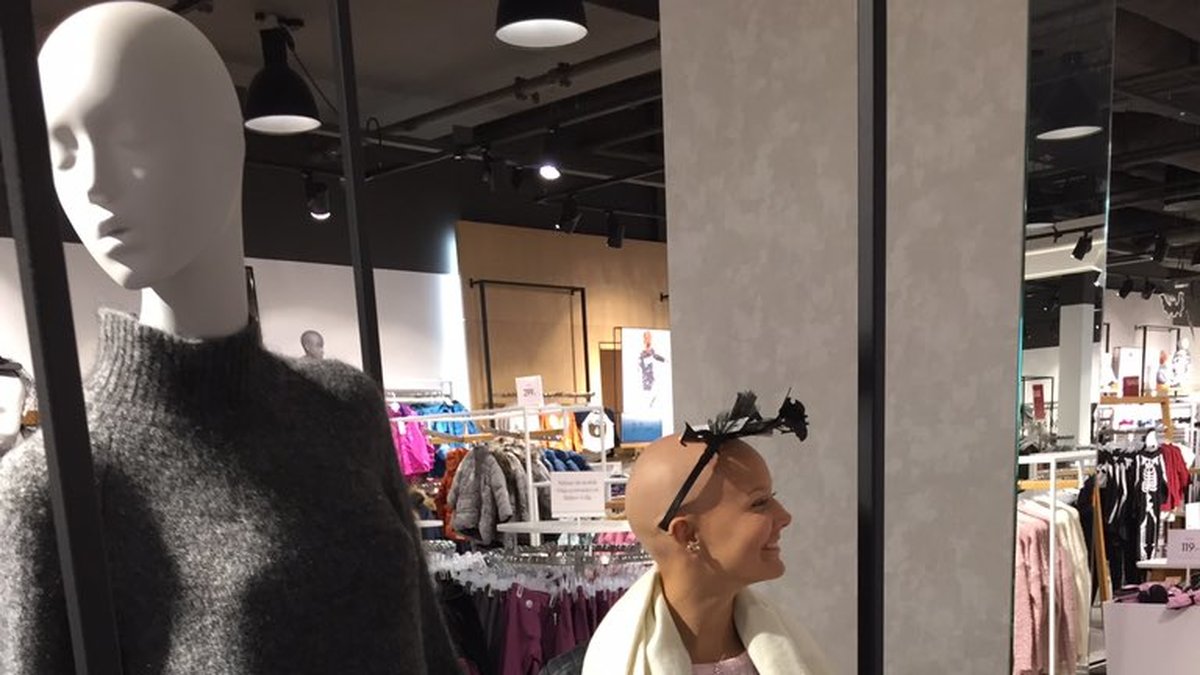 Saga var mitt under behandling men ville "träna på att gå utan hår" i Mall of Scandinavia.