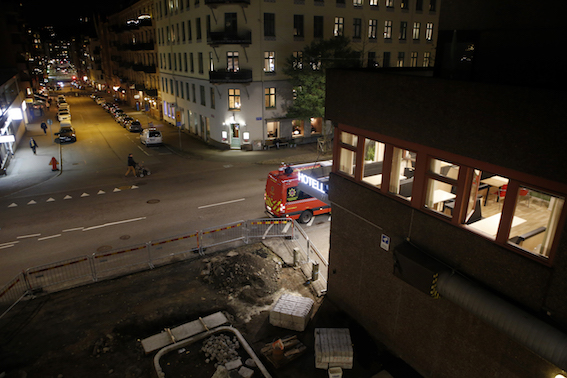 Ambulans utanför vandrarhemmet. Ambulans utanför vandrarhemmet.