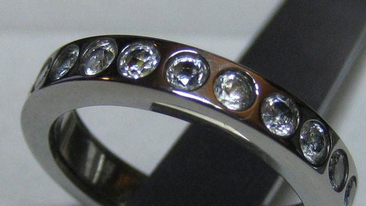 Ringen är gjord av titan.