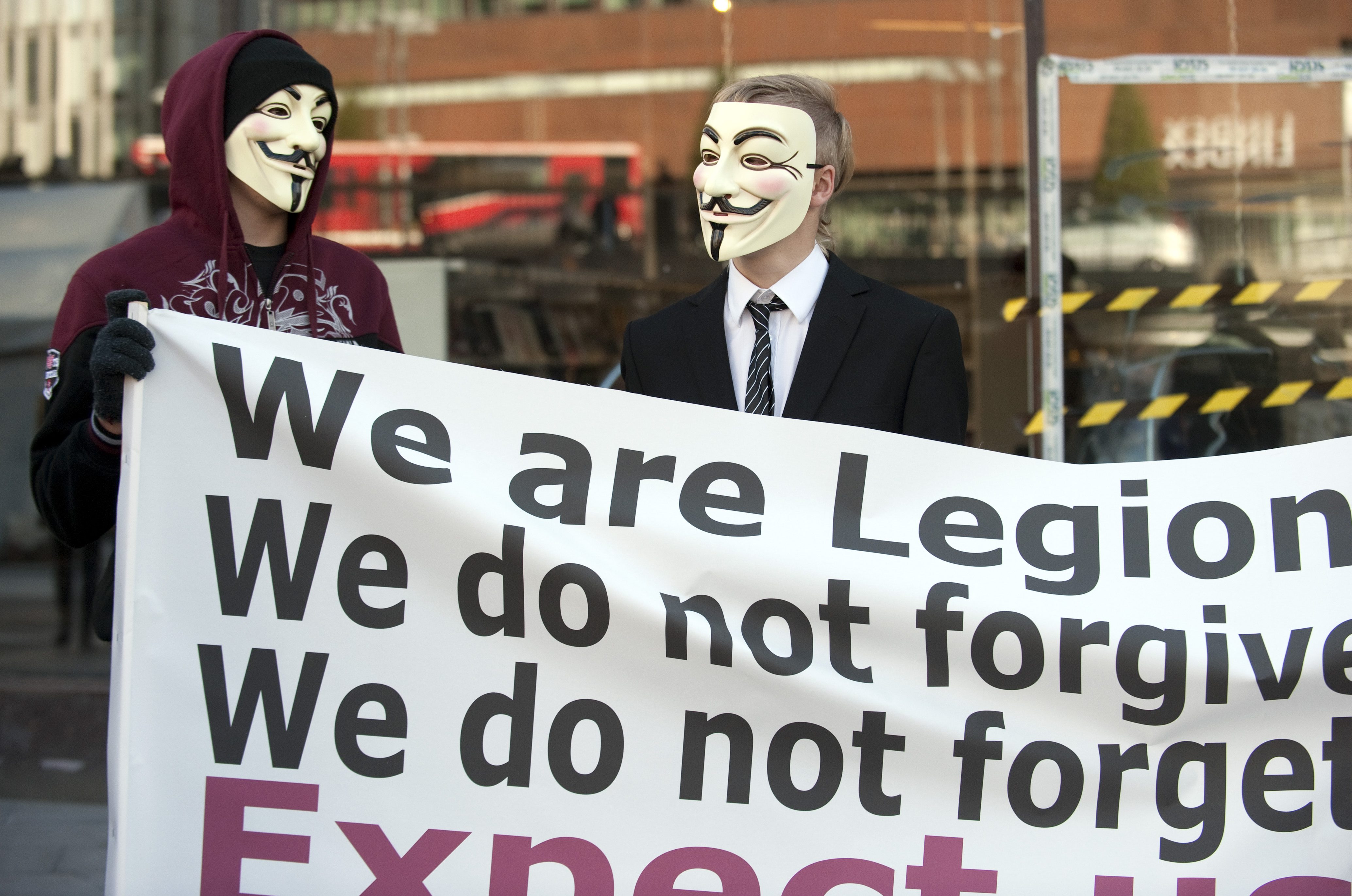 Även det löst sammansatta hackernätverket Anonymous deltog i demonstrationen på Sergels torg.
