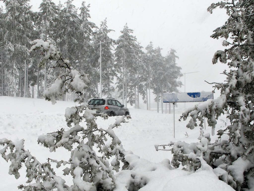 Bil kör på snötäckt väg. Bil kör på snötäckt väg.