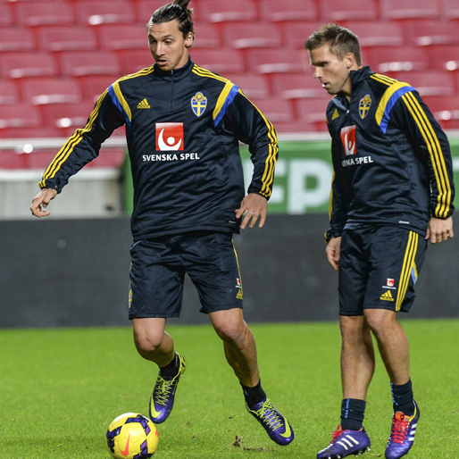 Zlatan Ibrahimovic och Anders Svensson under svenska fotbollslandslagets träning i Lissabon år 2013.