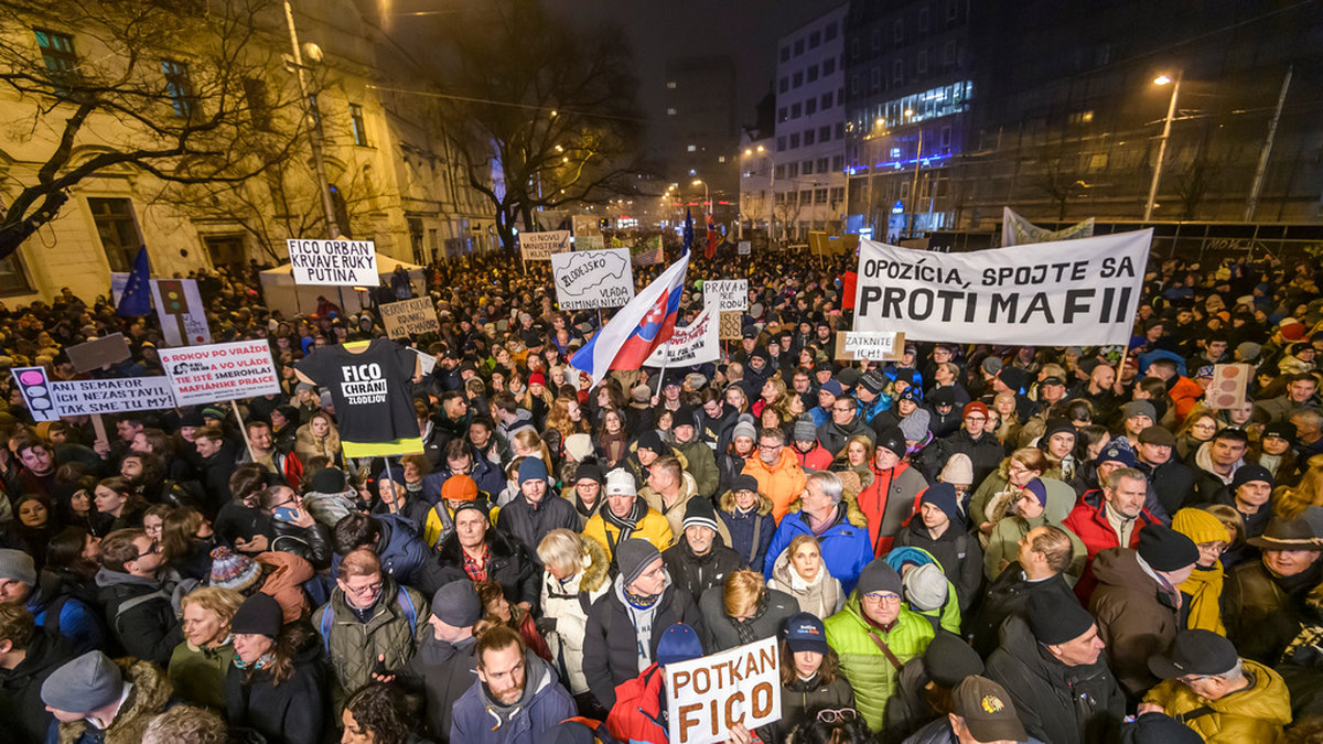 Omkring 26 000 människor deltog på torsdagskvällen i demonstrationer i Slovakiens huvudstad Bratislava mot regeringens planer på att ändra i brottsbalken.