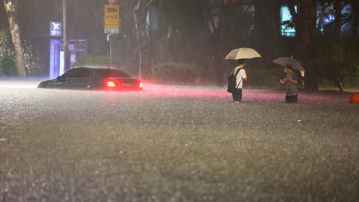 En översvämmad bil i Seoul på måndagskvällen.
