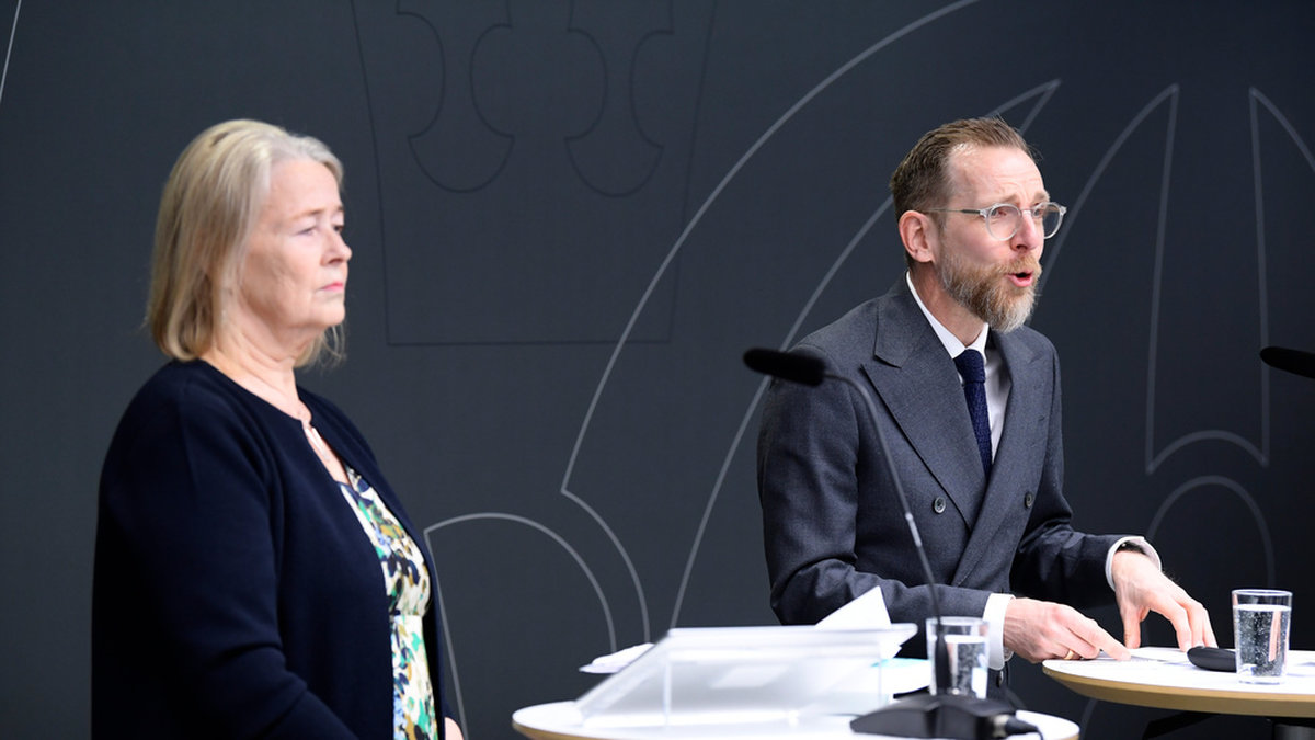 Socialministern Jakob Forssmed (KD) och särskilda utredaren Inga-Lill Askersjö (tv).