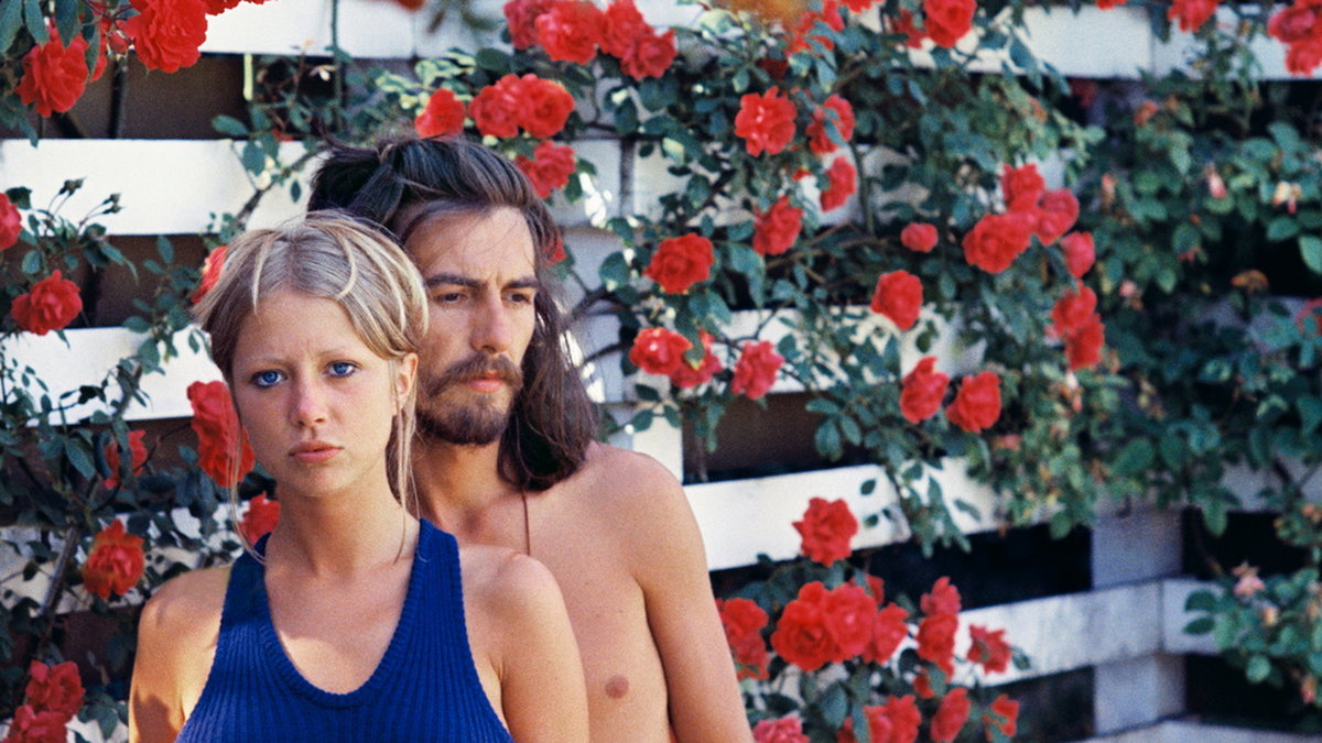 Fotomodellen och senare fotografen Pattie Boyd har varit gift med både George Harrison (bilden) och Eric Clapton, och fotograferade dem ofta. Under midsommarhelgen gästar hon Uppsalas botaniska trädgård och berättar om bakgrunden till flera av sina mest kända foton från 60 och 70-talet. Pressbild.
