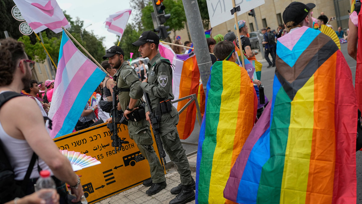 Israelisk polis vaktar prideparaden i Jerusalem på torsdagen.