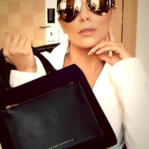 Eva Longoria visar sin handväska från Victoria Beckham. Eva Longoria visar sin handväska från Victoria Beckham.