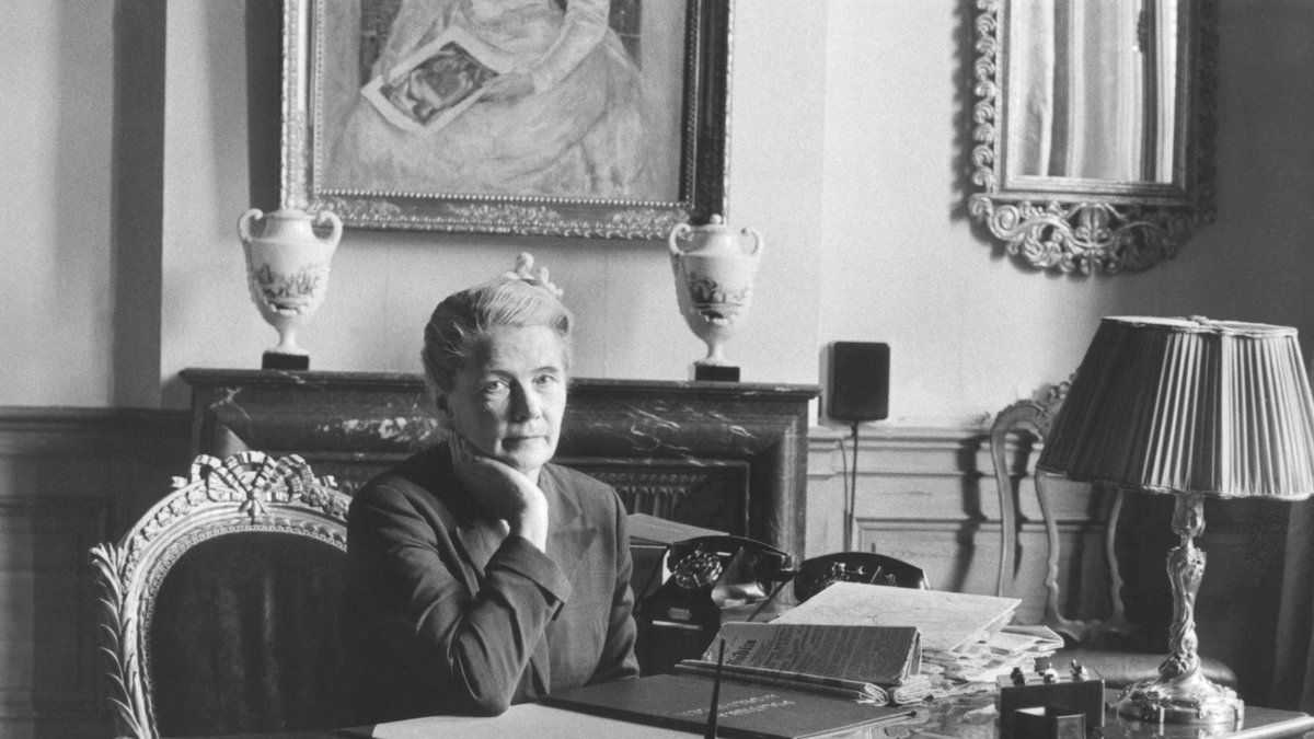 Alva Myrdal, år 1900. Myrdal var starkt engagerad i debatten om kvinnors frigörelse. Hon ville skapa ett samhälle där kvinnor kunde delta på lika villkor i arbetslivet och där männen skulle delta i hemarbetet. 