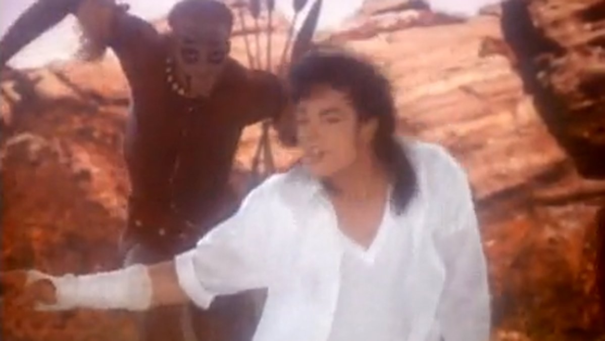 Michael Jacksons superklassiker "Black or white" fick en kontroversiell video år 1991. En scen där Jackson smekte sig själv klipptes bort.