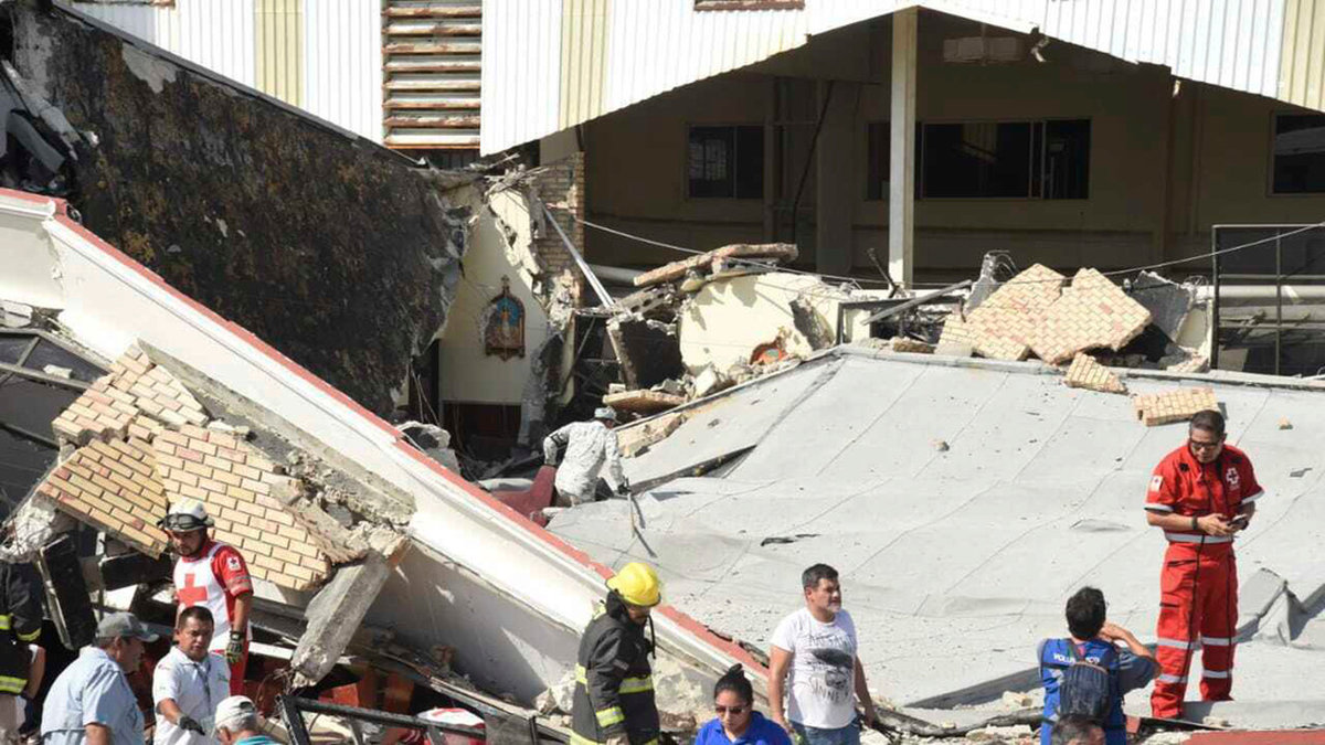 Räddningsarbetare letar efter överlevande efter att taket på en kyrka i Ciudad Madero kollapsade under en pågående gudstjänst.