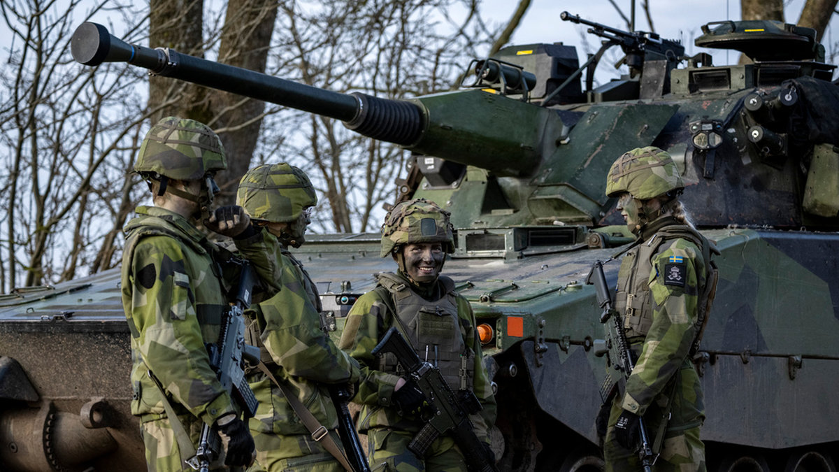 Värnpliktiga soldater framför ett Stridsfordon 90 på Södra Skånska Regementet P 7. Arkivbild