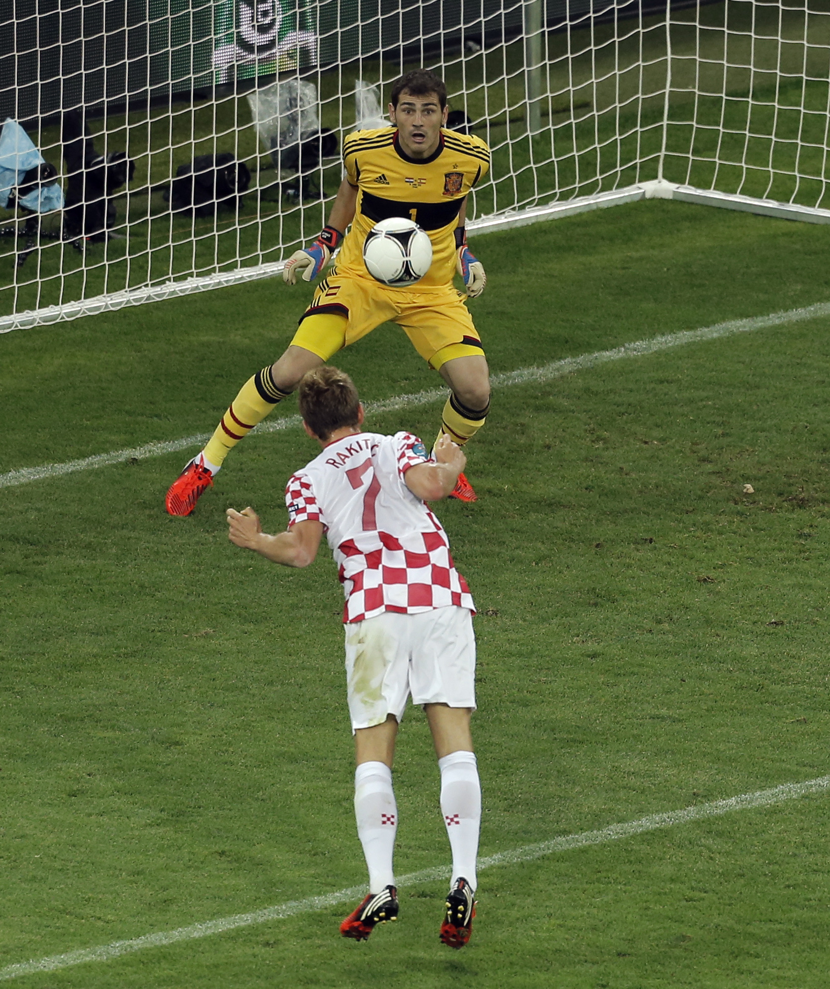 Ivan Rakitic hade Kroatiens bästa chans. Men Iker Casillas stod rätt och tog nicken.