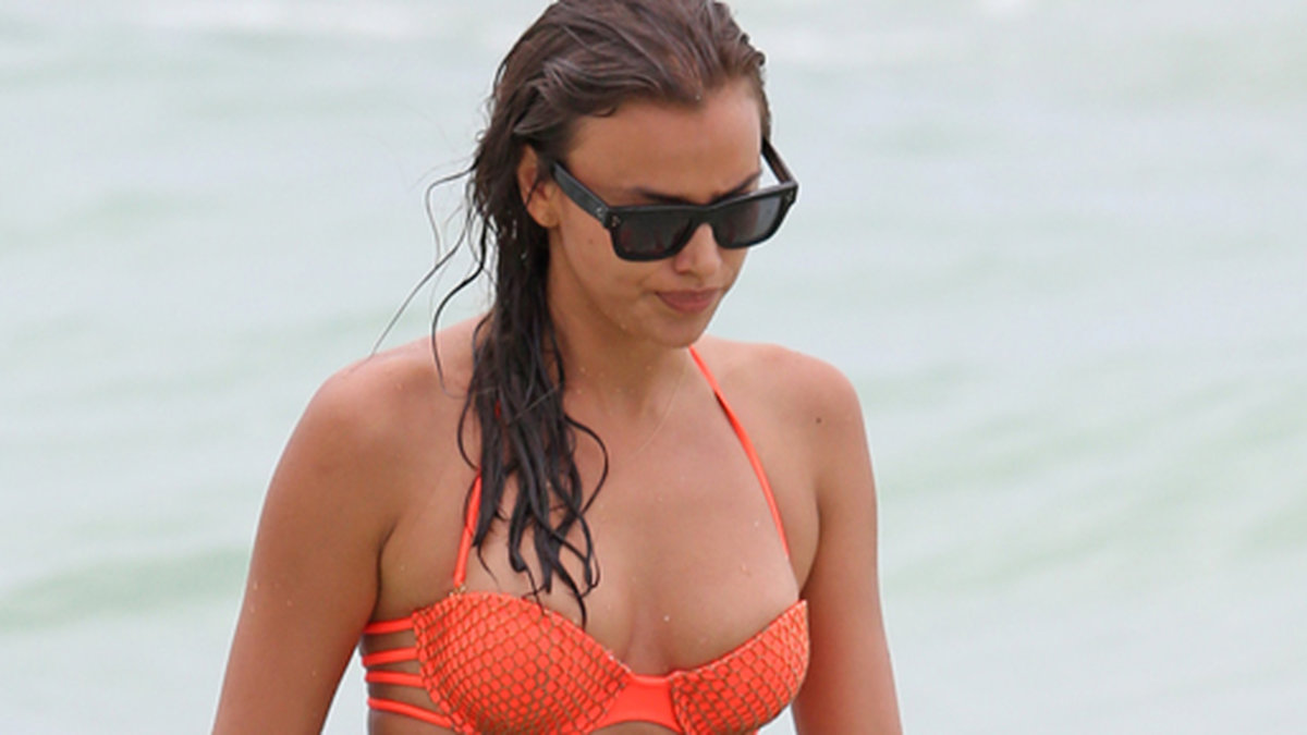 Cristiano Ronaldos flickvän Irina Shayk på stranden i orange bikini.