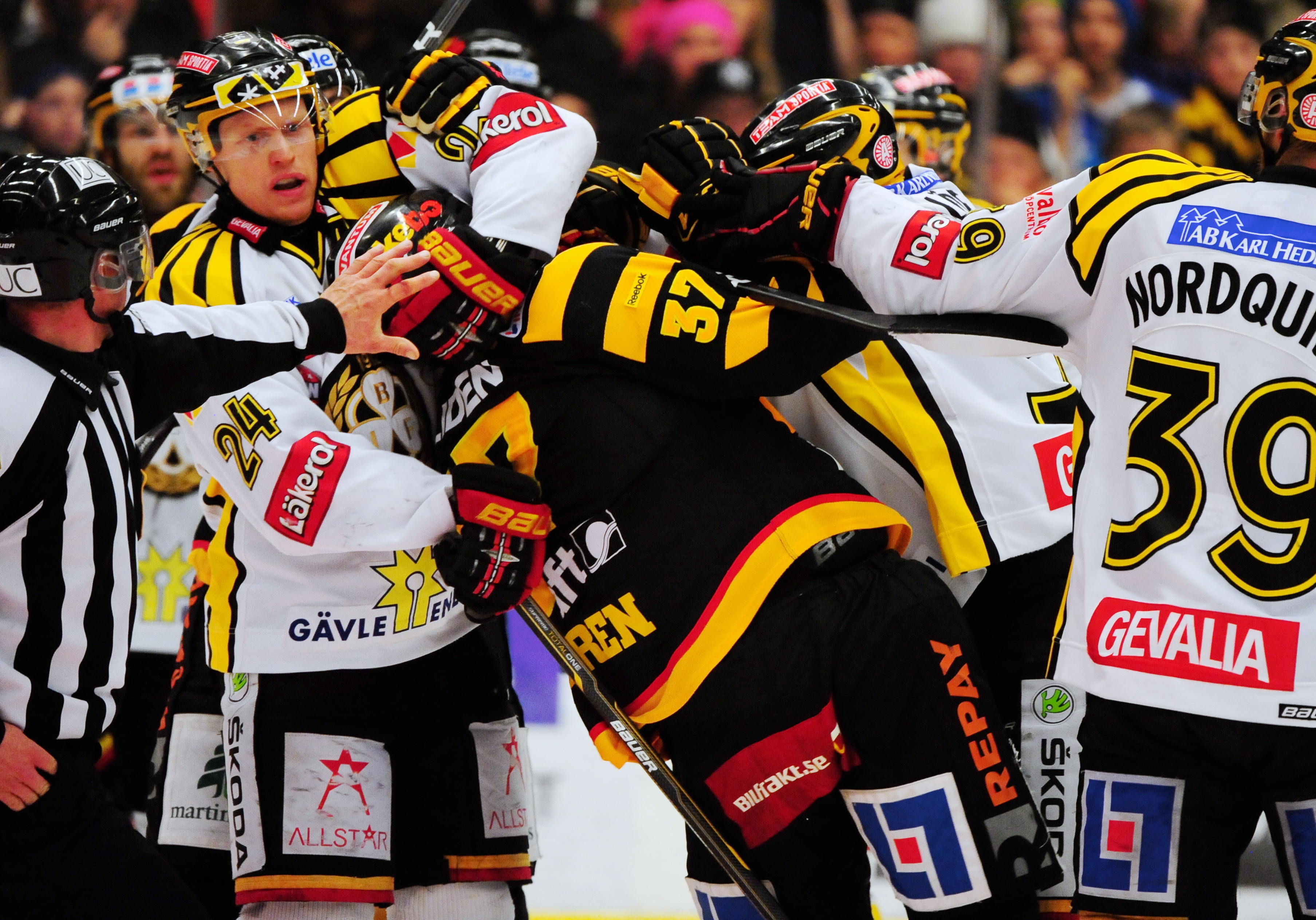 Mads Hansen och Pierre-Edouard Bellemare var också i luven på varandra. Mads Hansen och Pierre-Edouard Bellemare var också i luven på varandra.