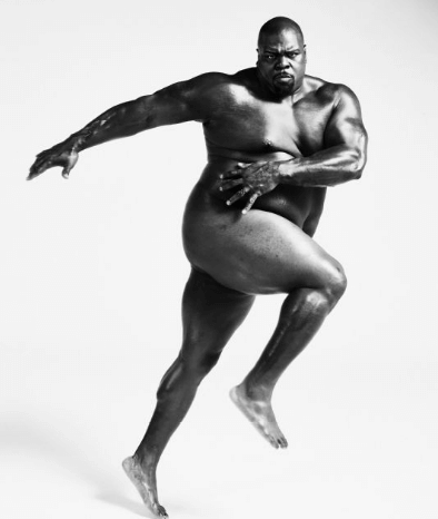 Amerikanska fotbollsspelaren Vince Wilfork är med. Amerikanska fotbollsspelaren Vince Wilfork är med.
