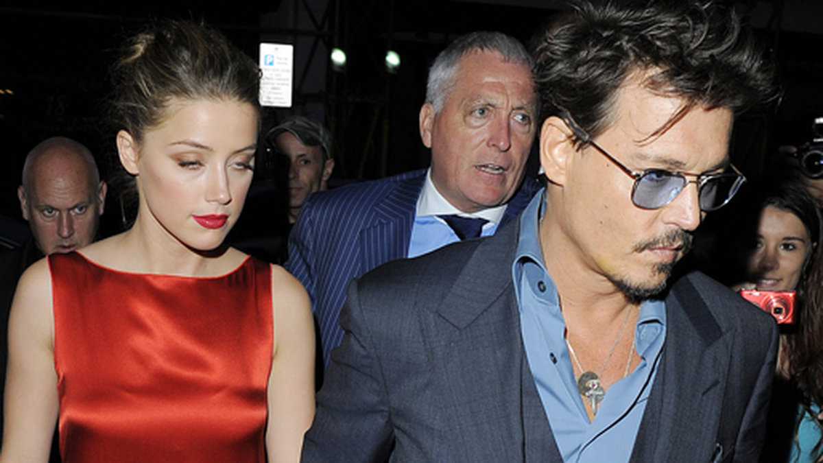 Johnny Depp och Amber Heard är återförenade. Här är paret på väg in på en restaurang i London. 