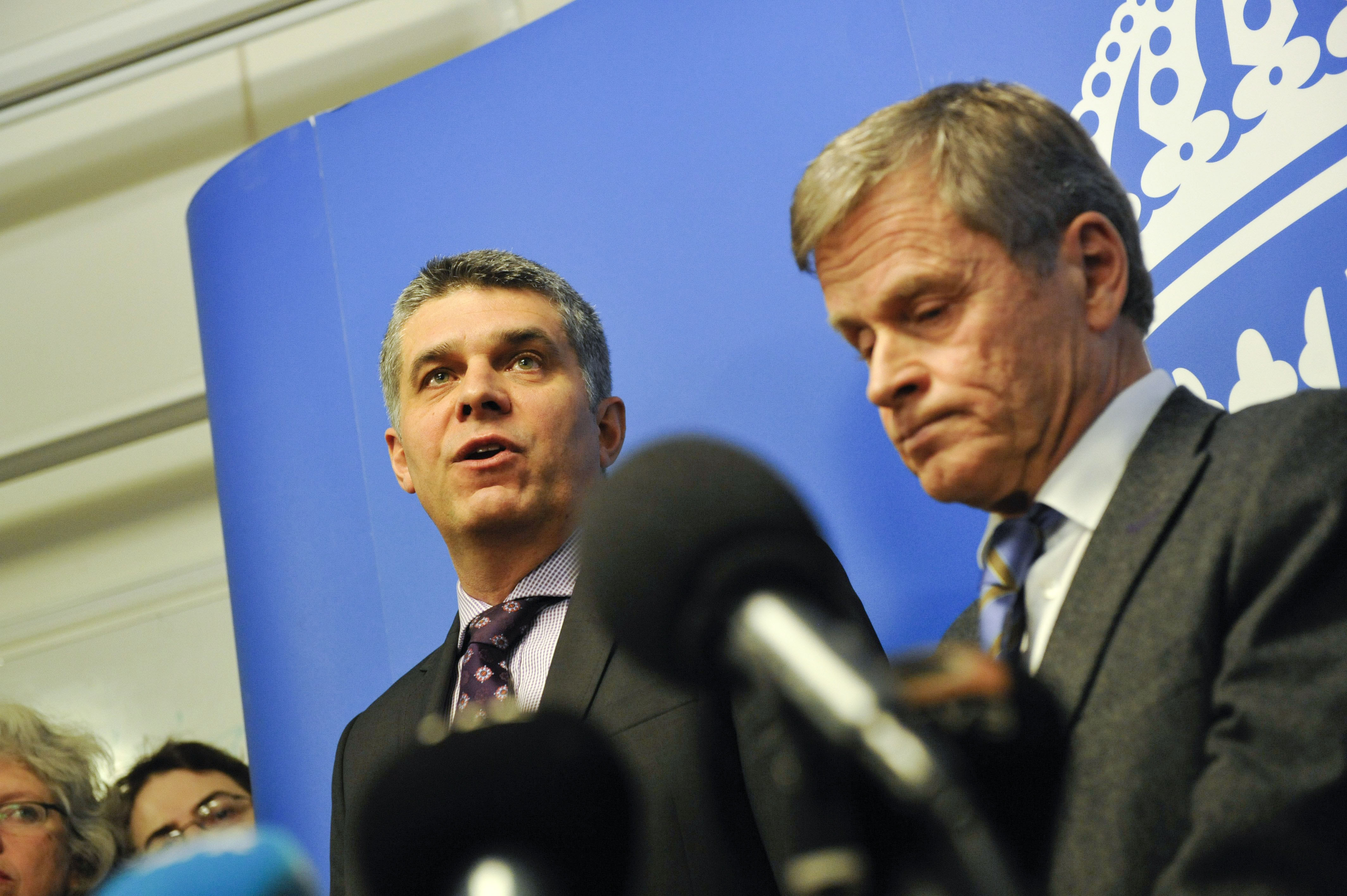 Anders Thornberg (t.v.) från Säpo och Tomas Lindstrand, chefsåklagare, håller presskonferens om terrordådet.
