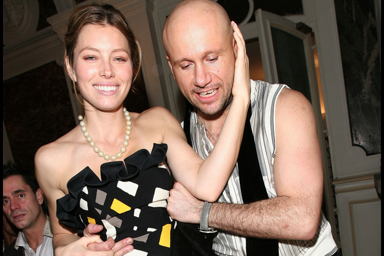 En överförfriskad Jessica Biel stödjer sig mot första bästa person. Typ. En överförfriskad Jessica Biel stödjer sig mot första bästa person. Typ.