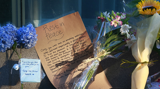 Corys fans har lämnat blommor och brev utanför hotellet Fairmont Pacific Rim i Vancouver.