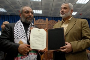 Bülant Yilderim, ordförande för IHH, som organiserar Frihetsflottan, tillsammans med Hamas ledare Ismail Haniyeh.