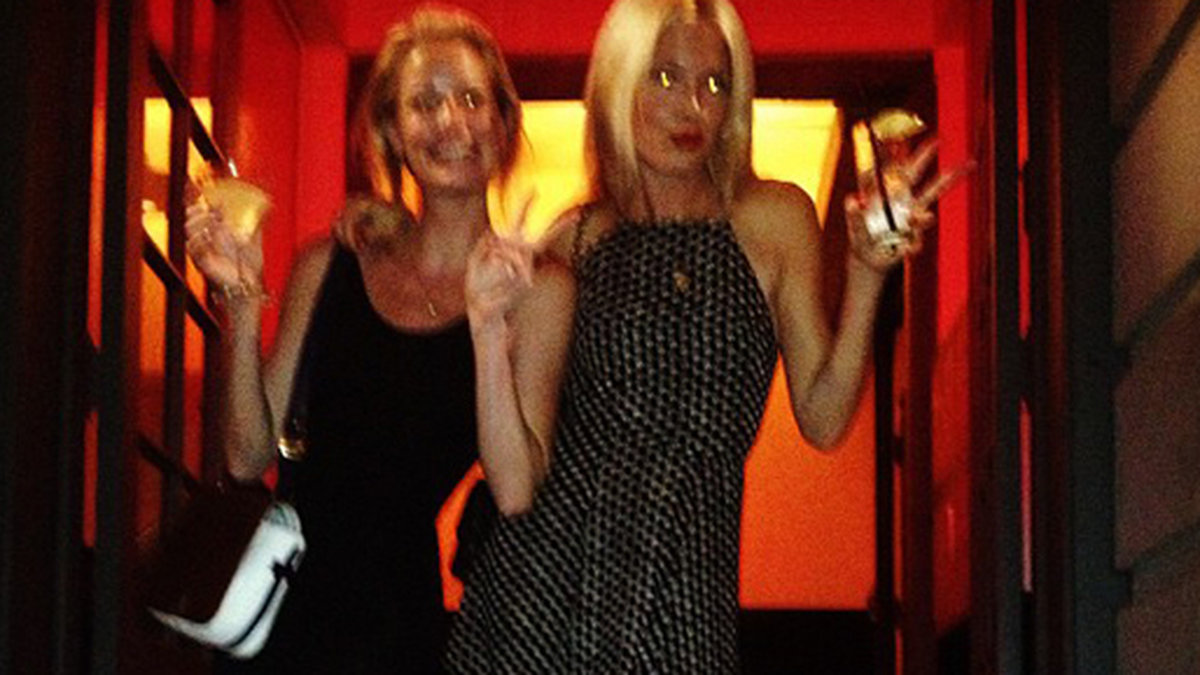 Supermodellen Caroline Winberg med en väninna på restaurangen Indochine i London. – Dubbeltrubbel!, skriver modellen. 