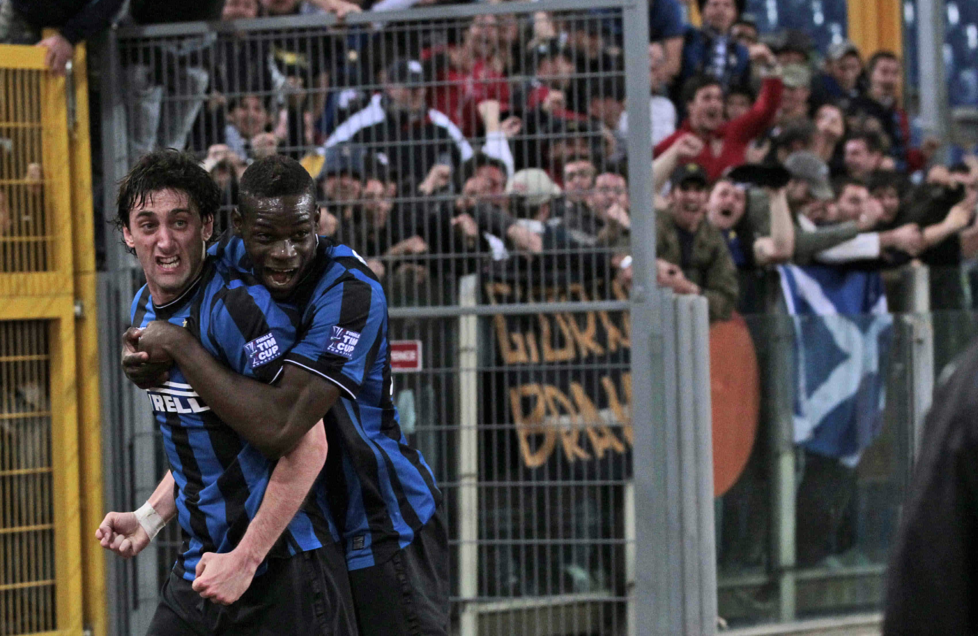 Milito och Balotelli firar segermålet.
