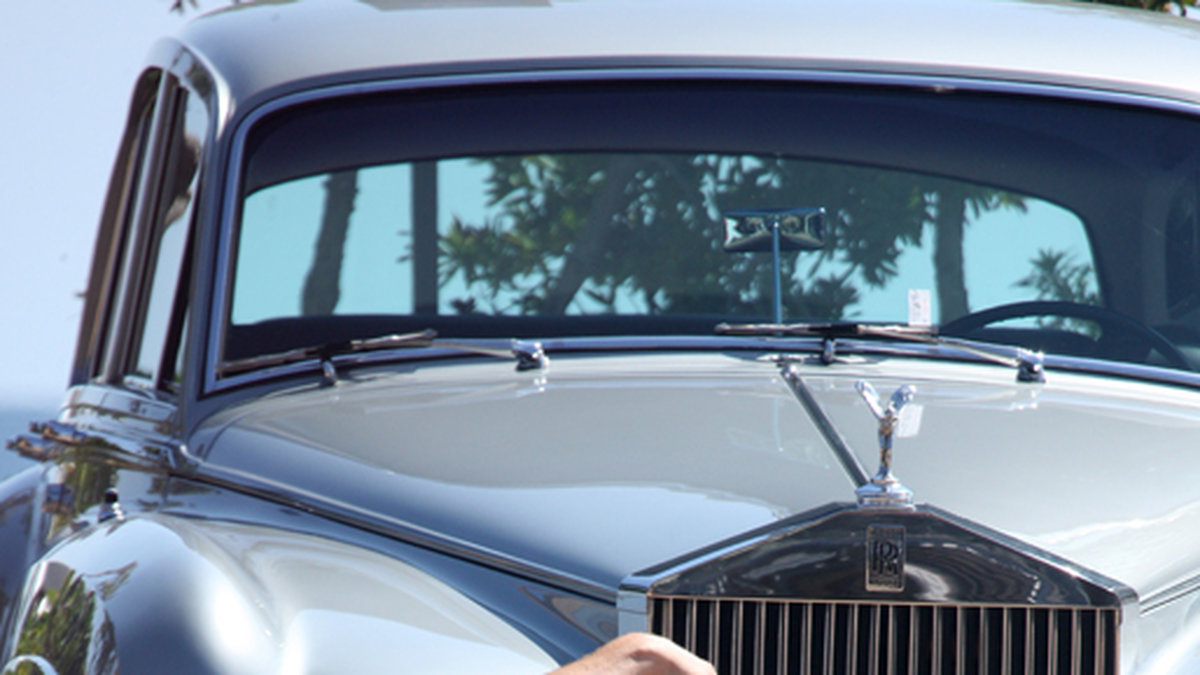 Gossip Girl-stjärnan Ed Westwick posar framför en Rolls Royce. 