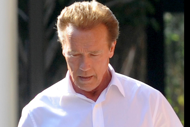 Actionskådisen Arnold Schwarzenegger går till mottattack mot anklagelserna om att Hollywood skulle vara ansvariga för den senaste tidens våldsdåd.
