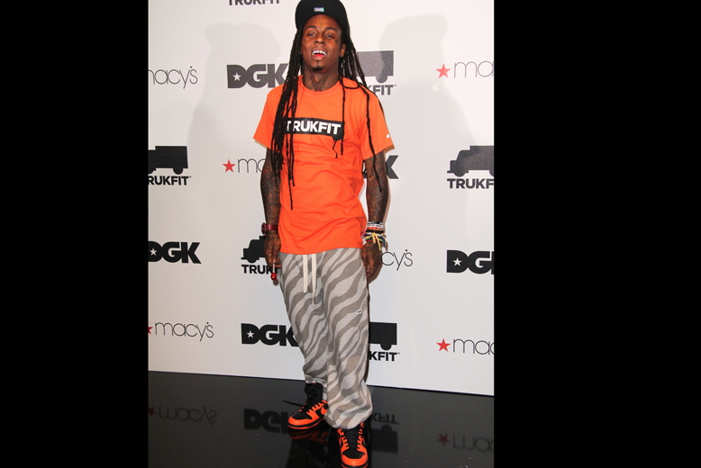 Eller okej... Lil Waynes neonorange t-shirt gör att han ser ut som en prao på brandstationen, och tigermysbyxorna ska vi inte ens börja prata om.