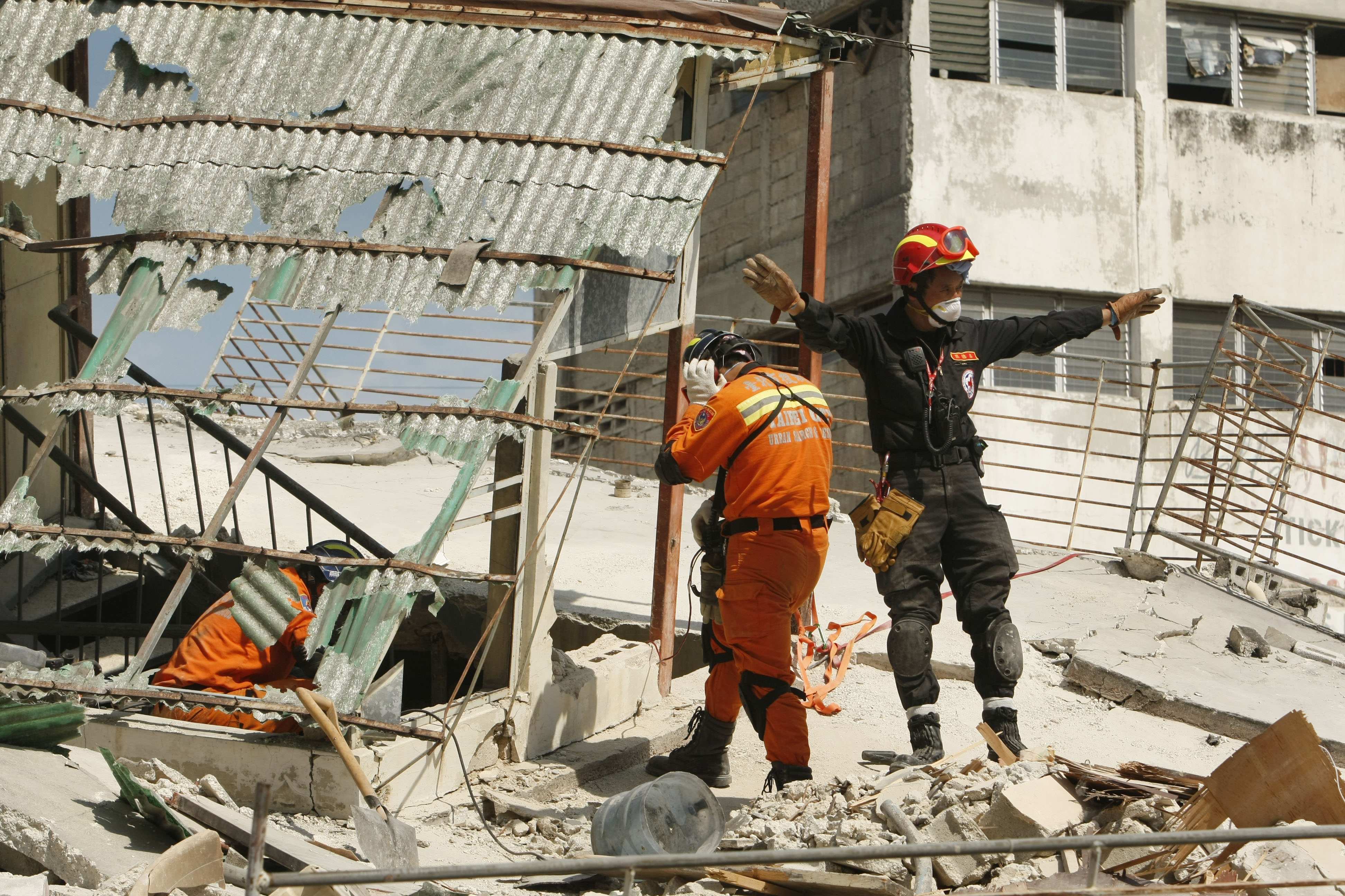 Medarbetare vid taiwanesiska Röda korset avslutar räddningsarbetet för dagen. Men hjälpinsatserna i Haiti får skarp kritik.