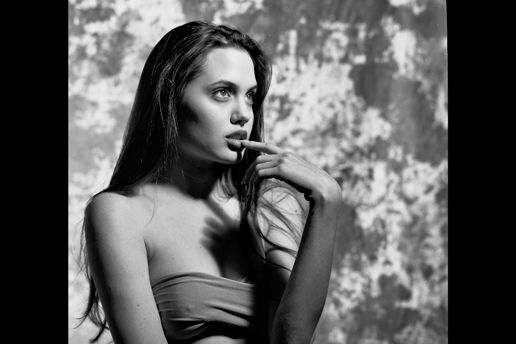 Angelina blickar ut i horisonten, sexigt och funderar på marcel proust. DEN tror vi inte på... Angelina blickar ut i horisonten, sexigt och funderar på marcel proust. DEN tror vi inte på...